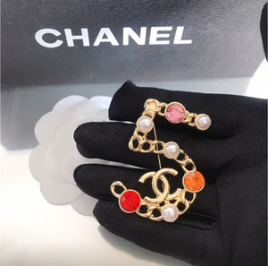 NO 5 brooch