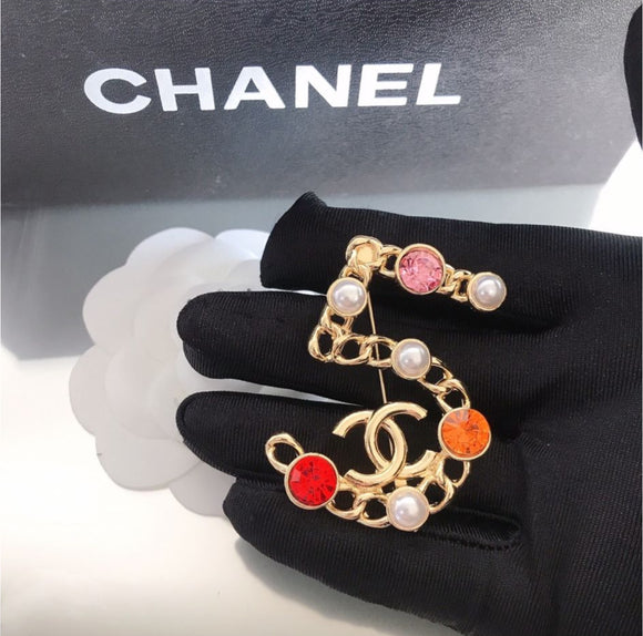 NO 5 brooch